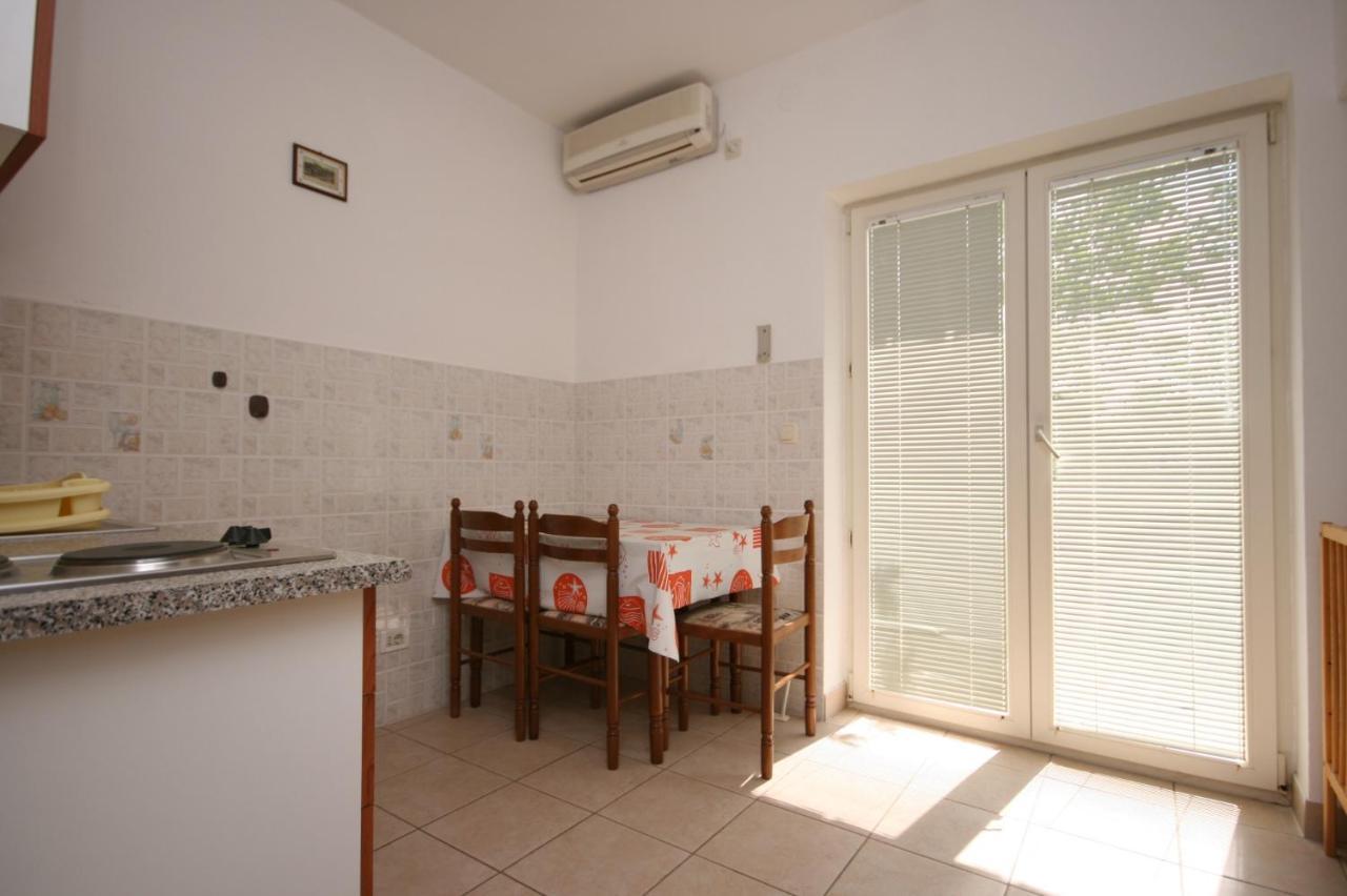 Apartments And Rooms With Parking Space Mandre, Pag - 6309 Kolan Eksteriør bilde