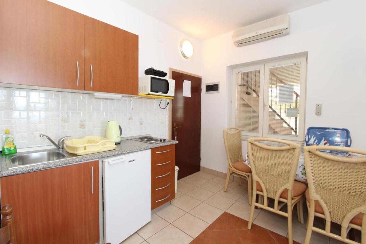 Apartments And Rooms With Parking Space Mandre, Pag - 6309 Kolan Eksteriør bilde